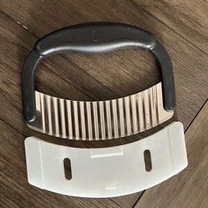 Pampered Chef Crinkle Cutter with Blade Guard #1089